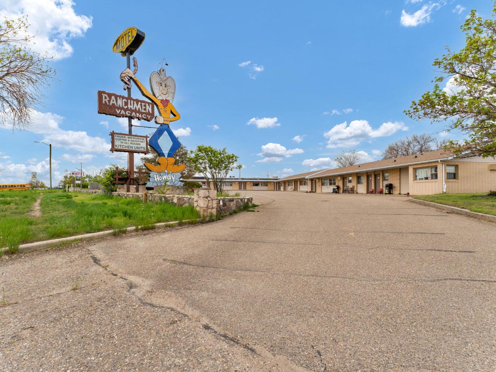 Ranchmen Motel Medicine Hat Exterior photo